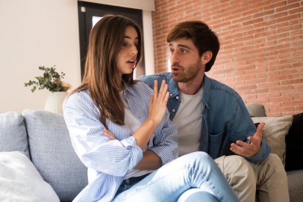 How to Catch My Boyfriend Cheating on His Cell Phone: