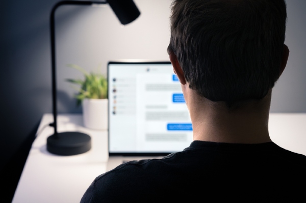 How to Catfish Your Boyfriend With a Fake Internet Profile